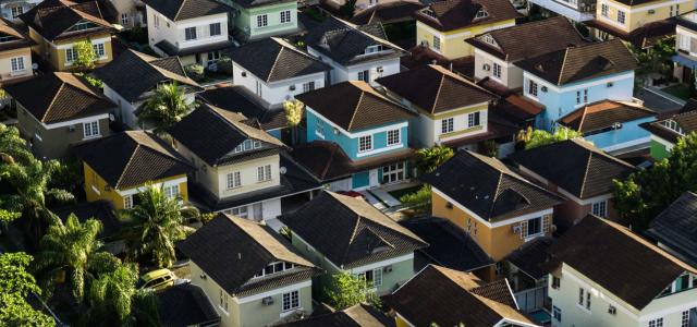 Image of houses in a suburban neighbourhood.